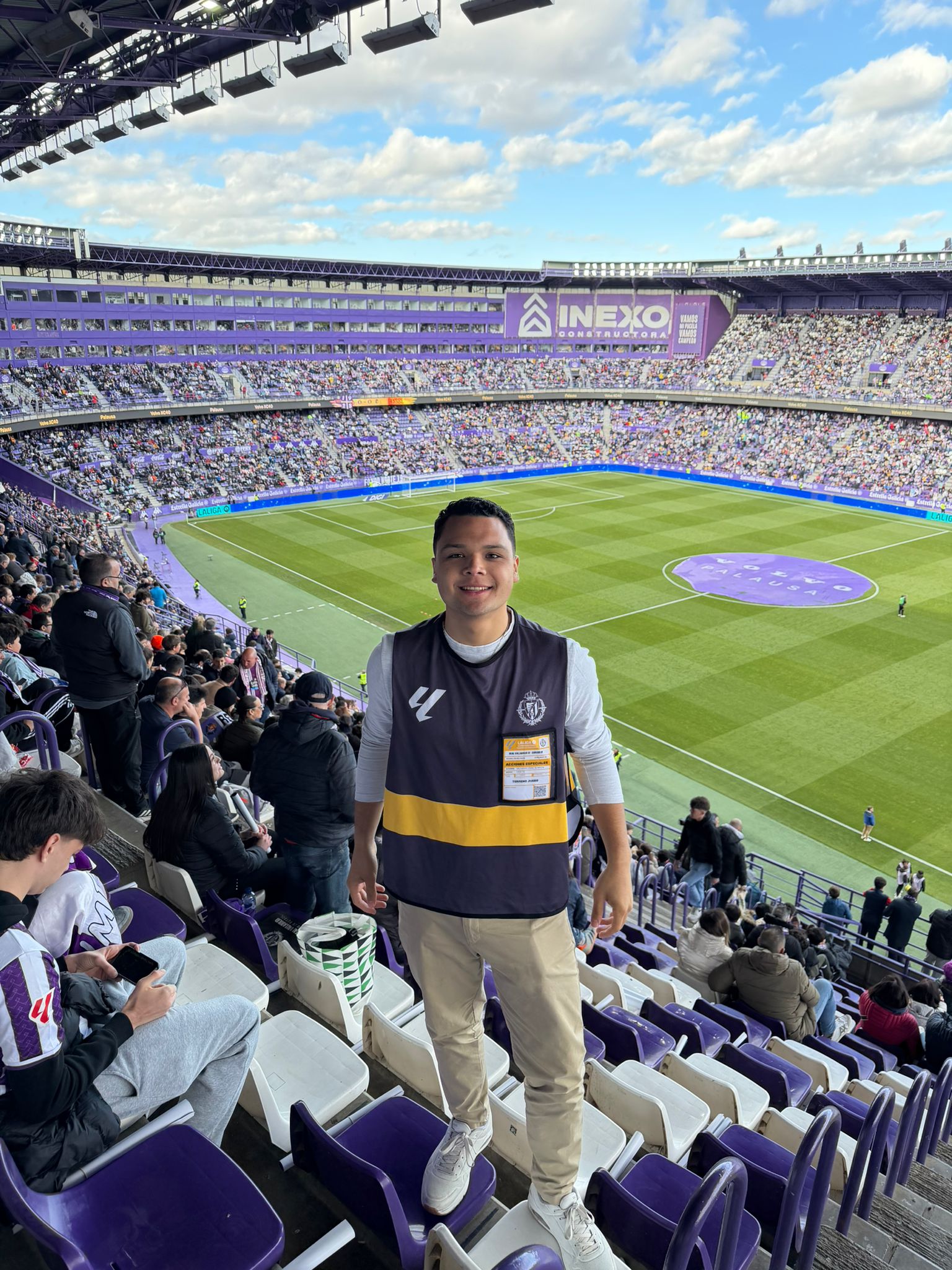 Estadio de fútbol lleno durante un partido de LaLiga