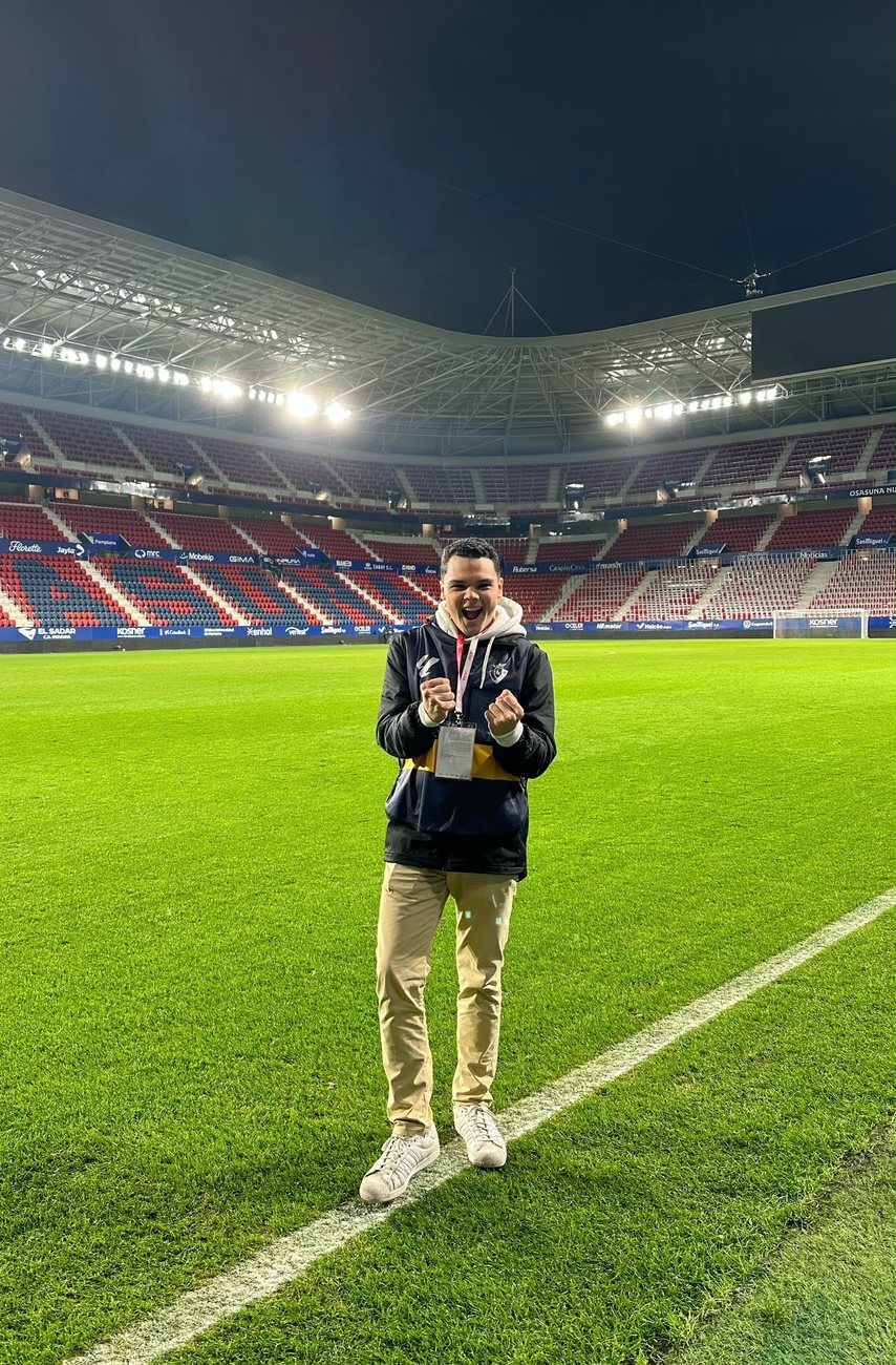 Salvador Otero creando contenido a pie de campo