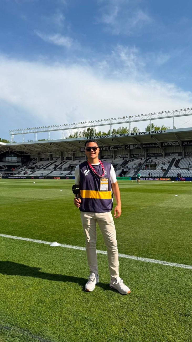 Salvador Otero creando contenido a pie de campo